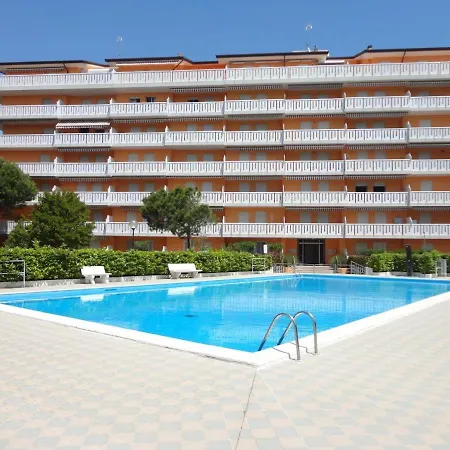 Homely Flat With Shared Pool Διαμέρισμα *